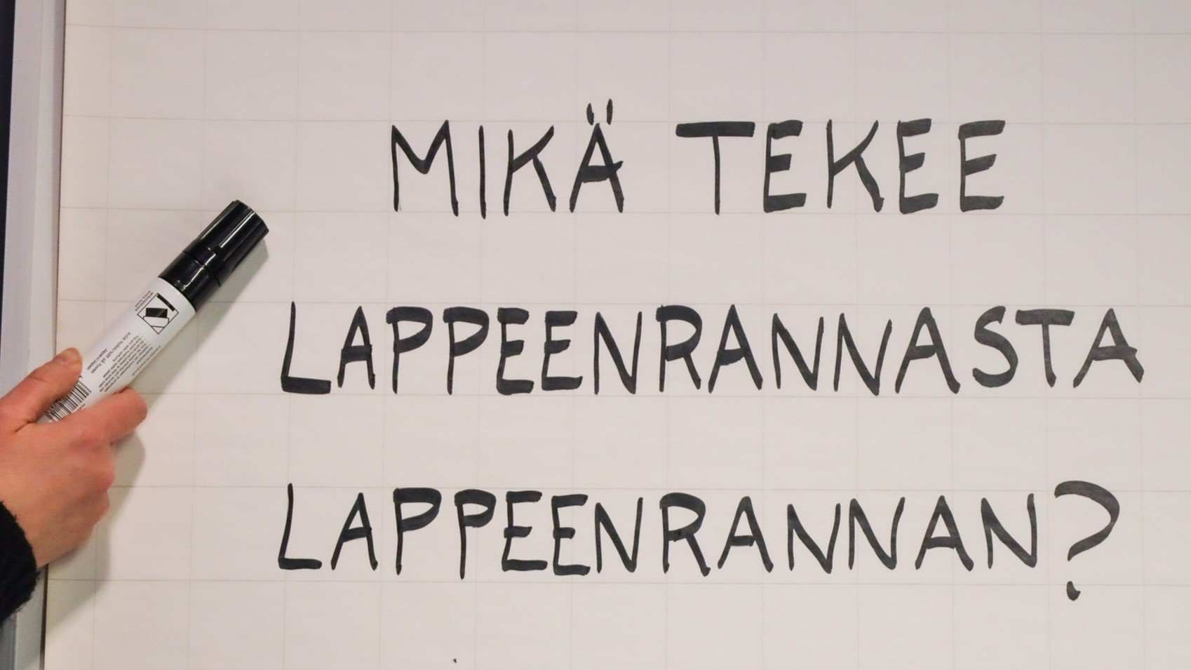 Fläppitaululla käsinkirjoitettu kysymys: Mikä tekee Lappeenrannasta Lappeenrannan?