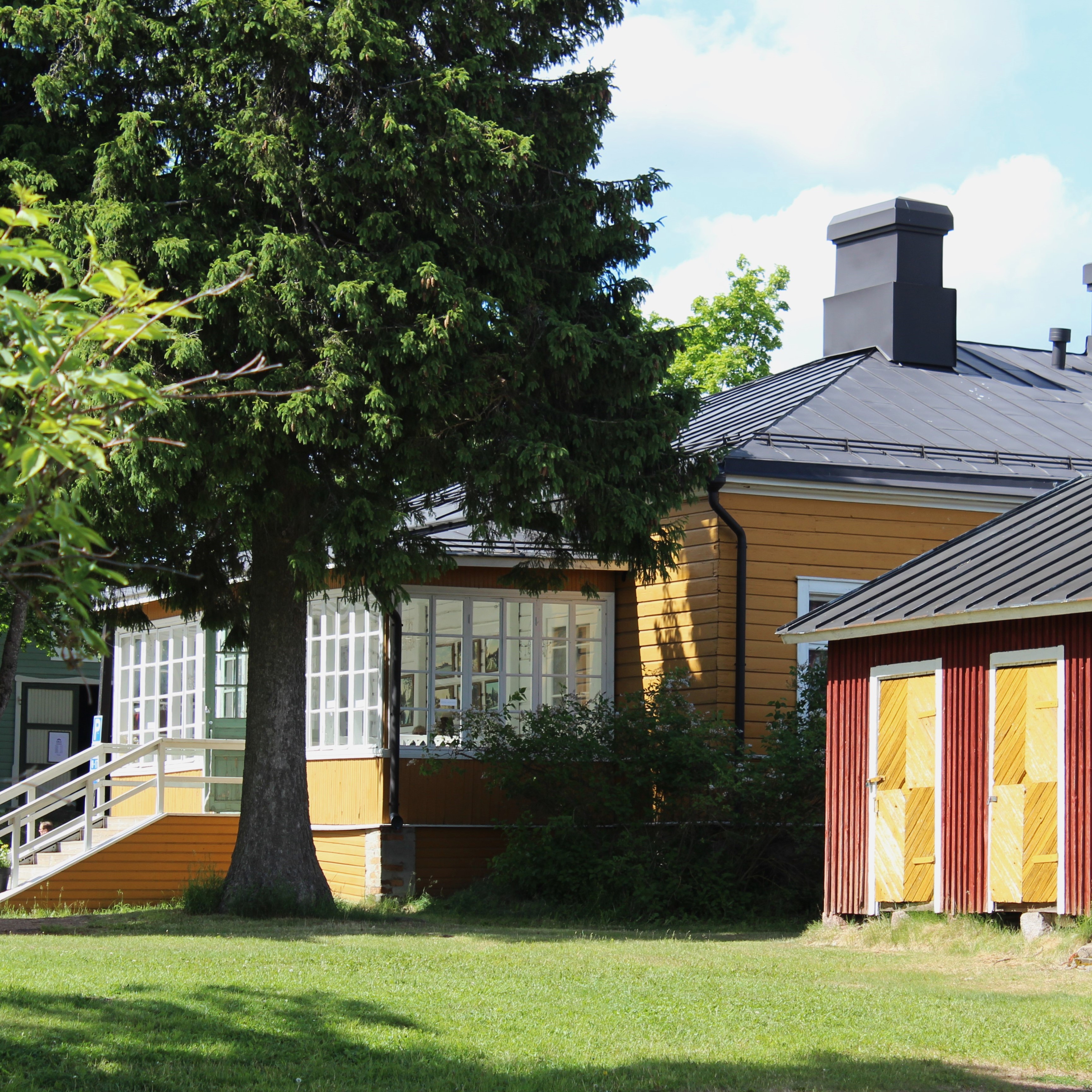 Lappeenrannan linnoituksen puisia rakennuksia.