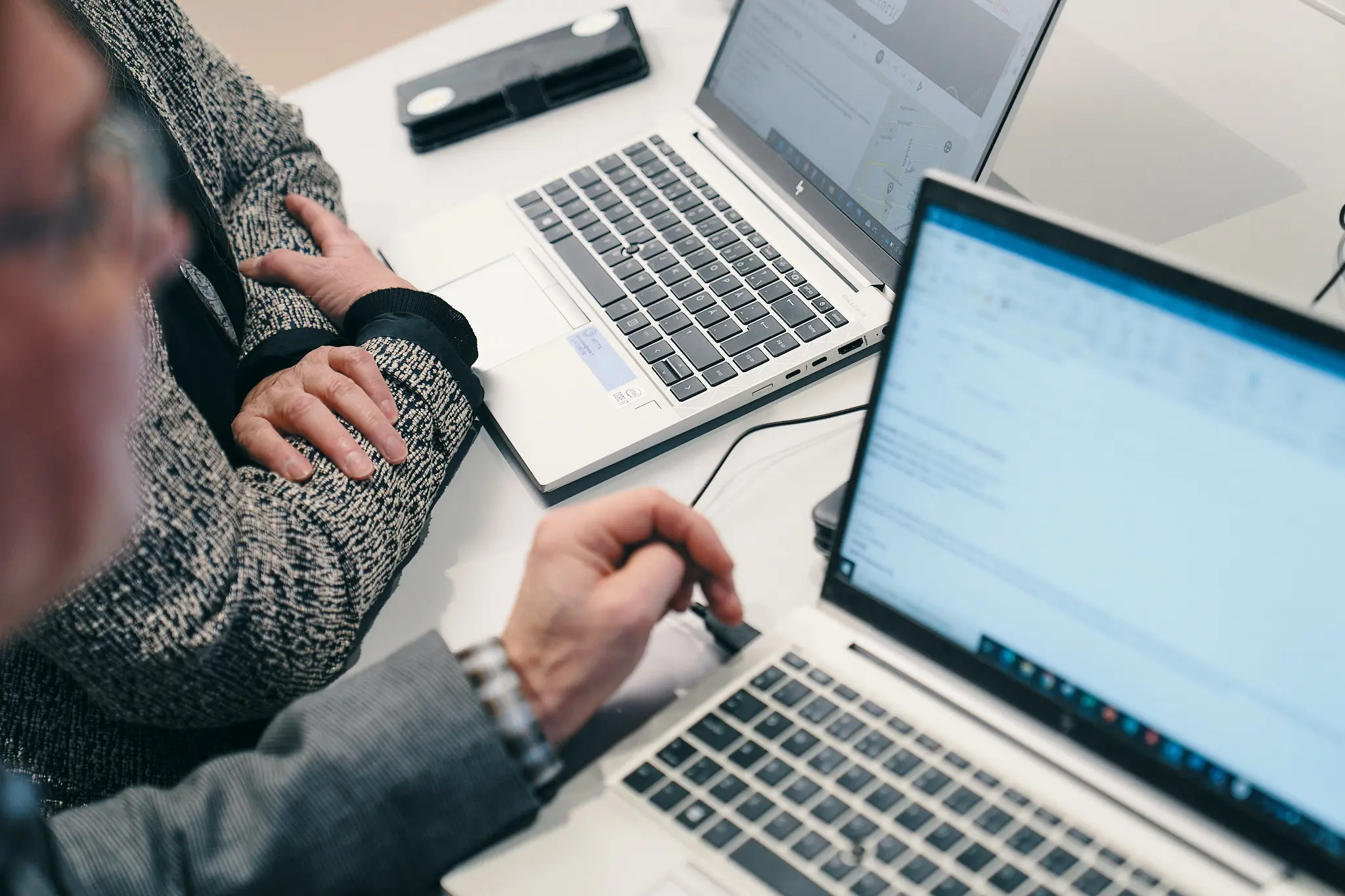 mies koneen äärellä