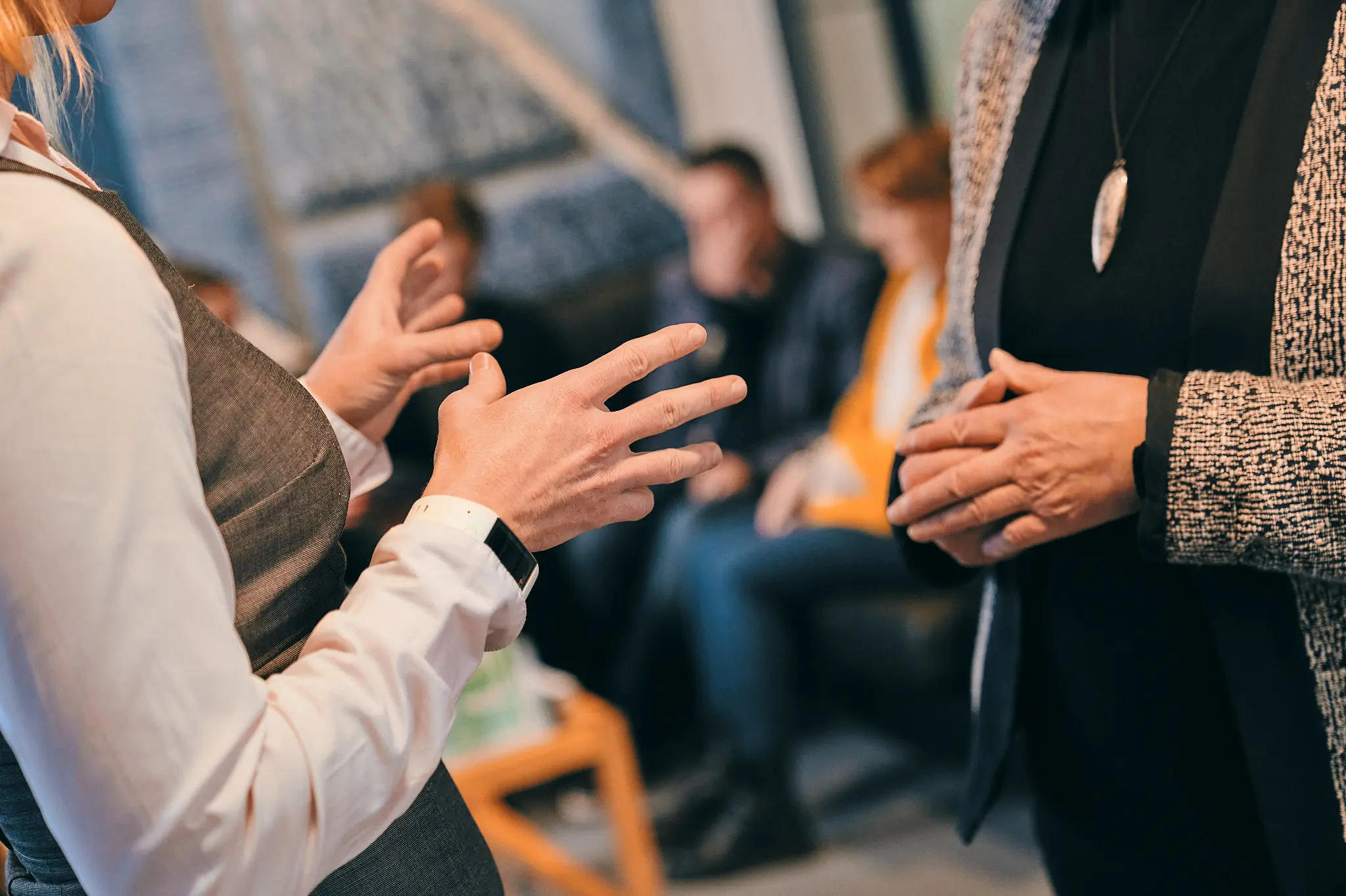 kaksi henkilöä keskustelee keskenään