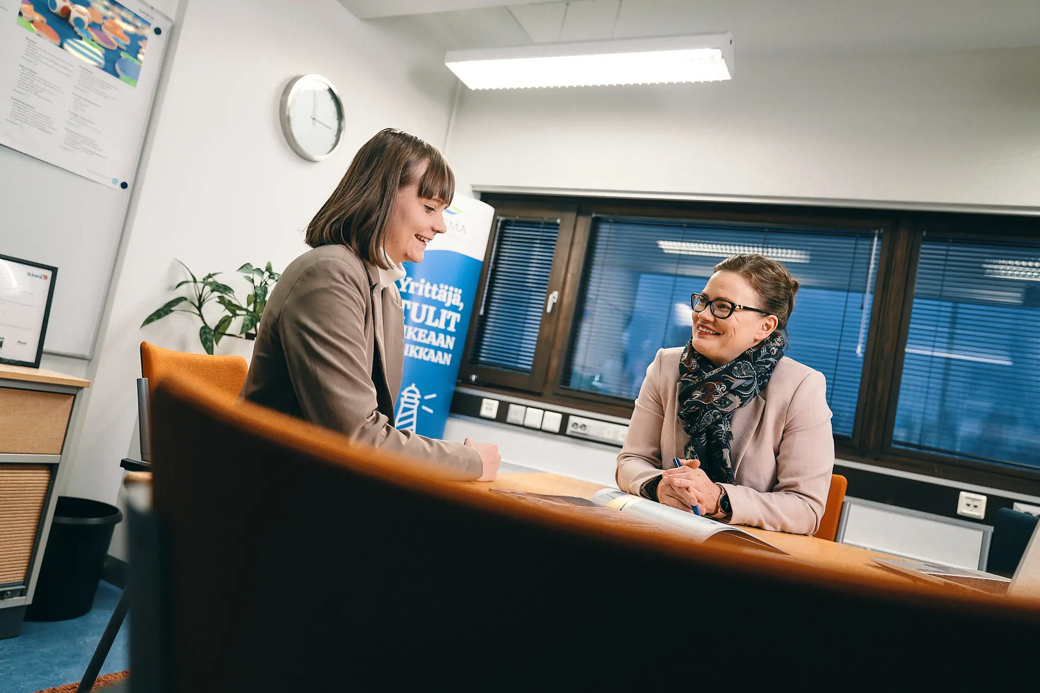 asiakas ja neuvoja keskustelevat keskenään